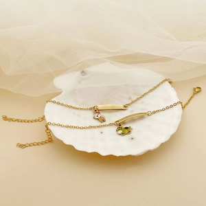Bracelet doré 18K avec pendentifs animaux mignons et plaque rectangulaire à graver