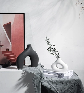 Detailopname van minimalistische zwart-witte keramische vazen met matte afwerking