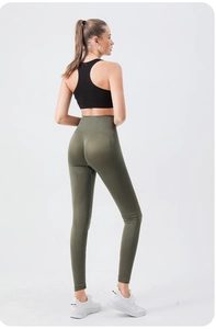 Détail du legging de yoga vert olive sans couture à taille haute et coupe sculptante