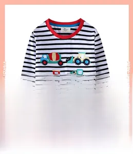 Dettaglio maglietta a righe maniche lunghe per bambino con ricami di mezzi da cantiere