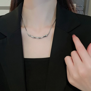Detail der silbernen unregelmäßigen Halskette getragen mit einem schwarzen Blazer