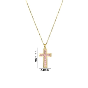 Collana con croce dorata e cristalli rosa con dimensioni su sfondo bianco