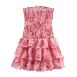 Vestido corto rosa sin tirantes con cuerpo fruncido y falda de flores 3D en capas