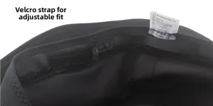 Dettaglio del cinturino in velcro regolabile ed etichetta lavaggio cappello nero