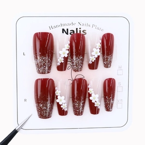 Faux ongles bordeaux faits main avec fleurs 3D et dégradé de paillettes dorées