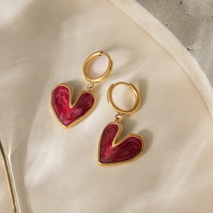 Dettaglio di orecchini a cuore in acciaio inossidabile 18K con smalto rosso lucido