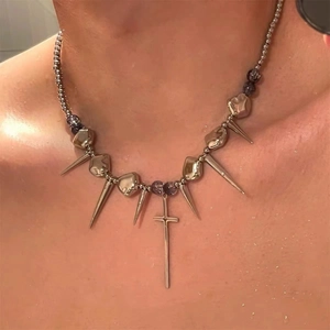 Collana punk in acciaio al titanio con ciondoli a croce e coni su collo uomo