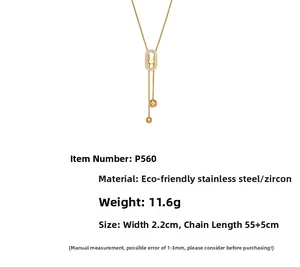 Détail du collier en acier doré avec pendentif ovale pavé de zircons et billes coulissantes