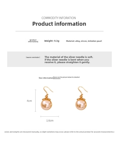 Détails de boucles d'oreilles fleur dorées avec zircons et pendentifs perles