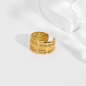 Détail d'une bague dorée vintage française avec textures de feuilles multicouches