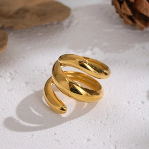 Anello a spirale in acciaio inossidabile placcato oro 18K lucido su base di pietra