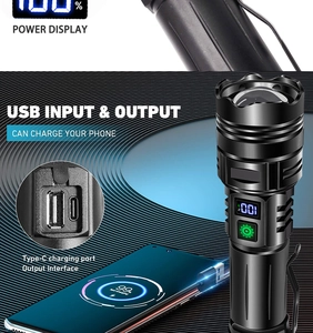 Potente torcia a LED con display digitale e funzione di ricarica tramite power bank