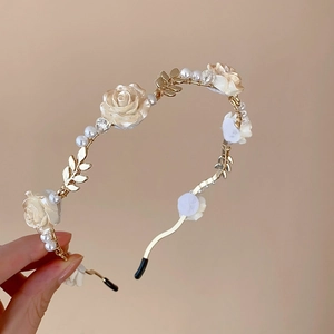 Détail du serre-tête de luxe français avec roses crème, perles blanches et feuilles dorées