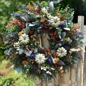 Herbstkranz mit blauen Rosen, Eukalyptusblättern und graugrünen Kürbissen