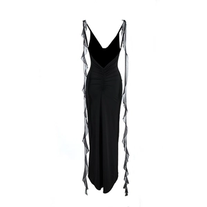 Détail d'une robe de soirée noire avec dos en V et longs volants en tulle