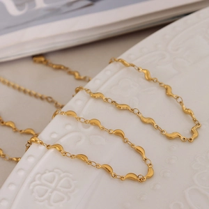Bracelet de cheville en acier titane plaqué or 18K avec chaîne à maillons vagues