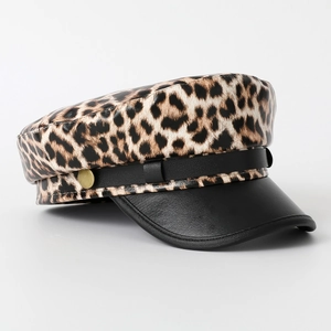 Basco zebrato alla moda per donna con visiera in pelle nera e bottone dorato chic