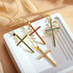 Kreuzhalskette mit Goldbeschichtung und bunten Zirkoniasteinen auf minimalistischem Display