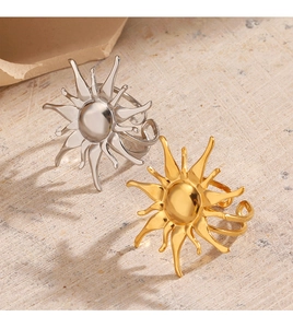 Detailed comparison of sun-shaped adjustable rings in polished gold and silver finishes