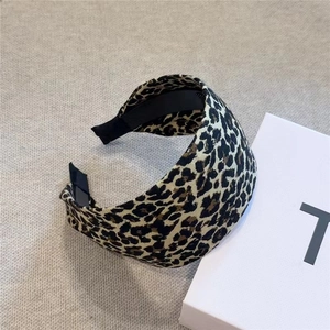 Wide leopard print headband for women with a vintage retro style and comfortable fabric wrap