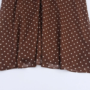 Robe longue en mousseline marron à pois blancs avec manches longues et taille haute