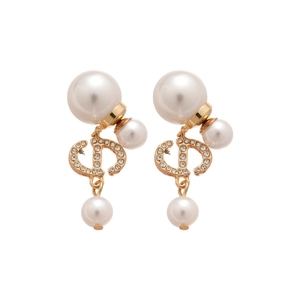 Elegant gold plated earring with pearls and zircon in a classic luxury pig nose design