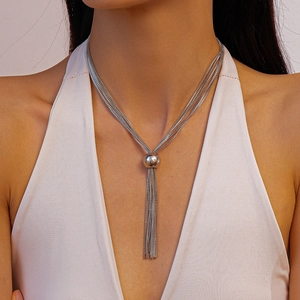 Collier multicouche en argent avec boule métallique et pendentif à pampilles