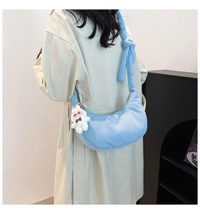 Sac demi-lune matelassé bleu clair avec bandoulière à nœud et pendentif peluche