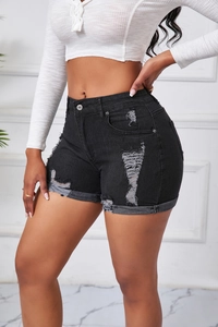 Nahaufnahme der schwarzen High-Waist-Jeansshorts mit Rissen und ausgefranstem Saum