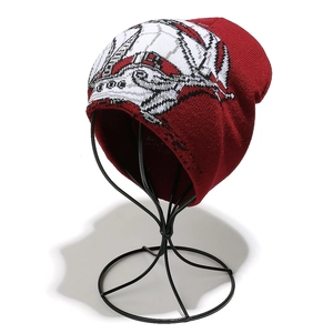 Détail du bonnet en maille bordeaux avec motif de vaisseau spatial sur tissu côtelé