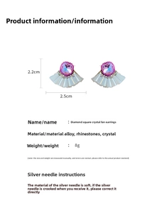 Dettaglio orecchini a ventaglio con cristallo viola, dimensioni 2,5cm larghezza e 2,2cm altezza
