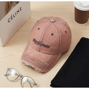 Detailansicht der rosa Vintage-Baseballcap mit Pinecrest-Stickerei und Used-Look-Details