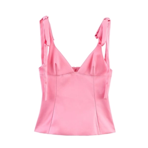 Haut court en satin rose avec col en V et bretelles à nœuds élégants sur fond blanc