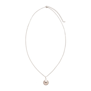Collier minimaliste en acier inoxydable argenté avec un pendentif boule en métal poli sur fond blanc