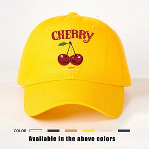 Détail de la casquette jaune en coton avec imprimé cerise et options de couleurs