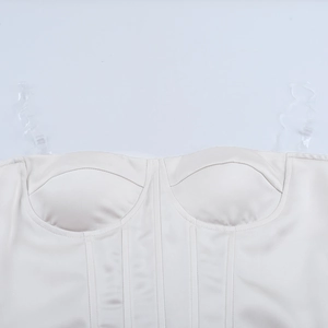 Vue détaillée du corset blanc en satin avec baleines et bretelles transparentes