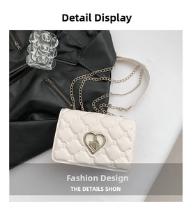 Vue détaillée du sac en cuir blanc matelassé avec fermoir coeur doré et logo embossé