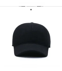 Dettaglio cappello da baseball in lana nera con logo RL in metallo argentato laterale