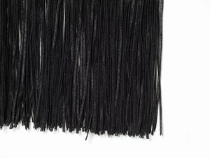 Gros plan sur les franges noires détaillées pour robes longues à dos nu extensibles