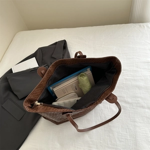 Sac fourre-tout marron en cuir tressé avec grande capacité pour tablette et objets