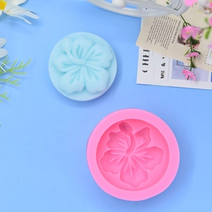 Dettaglio dello stampo in silicone a fiore con sapone ibisco blu su sfondo azzurro