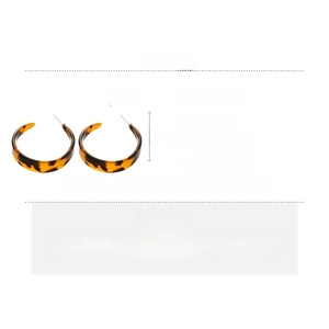 Détail des boucles d'oreilles créoles en résine léopard avec spécifications de taille
