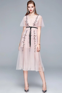 Robe Élégante En Tulle Rose Brodé De Fleurs Col En V Manches Courtes Midi Ligne A Robe De Soirée Femmes Avec Ceinture