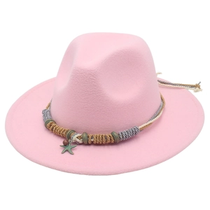 Dettaglio del cappello fedora rosa con fascia intrecciata colorata e ciondolo a stella marina