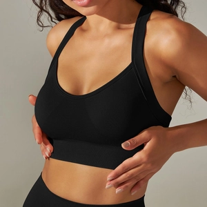 Détail d'un soutien-gorge de sport sans couture avec texture côtelée et larges bretelles