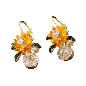 Détails de boucles d'oreilles tournesol dorées avec émail et zircons étincelants