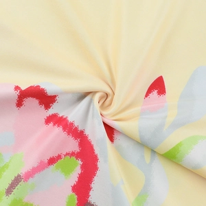 Gros plan sur le tissu imprimé floral jaune doux avec texture tissée fine et drapé