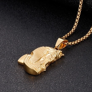 Makroaufnahme des ägyptischen Pharao Tutanchamun Anhängers mit goldener Boxkette