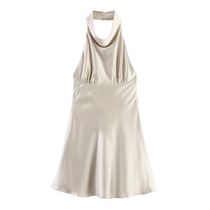 Robe licou élégante en satin champagne avec col bénitier et design dos nu