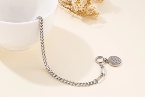 Gros plan détaillé du collier avec pendentif arbre de vie argenté sur fond minimaliste